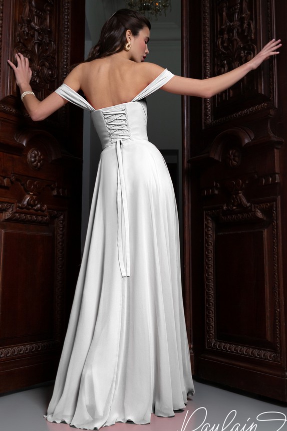 Вечернее платье белого цвета