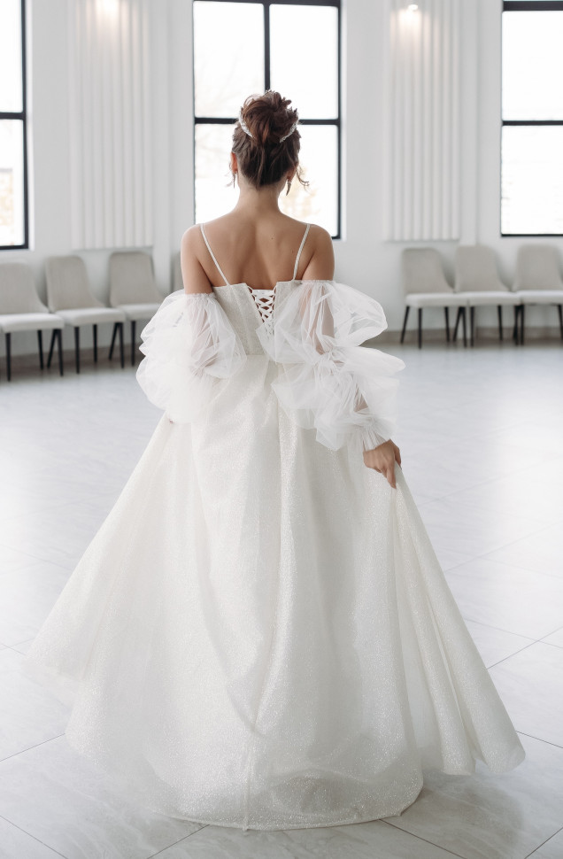 Свадебное платье на бретелях