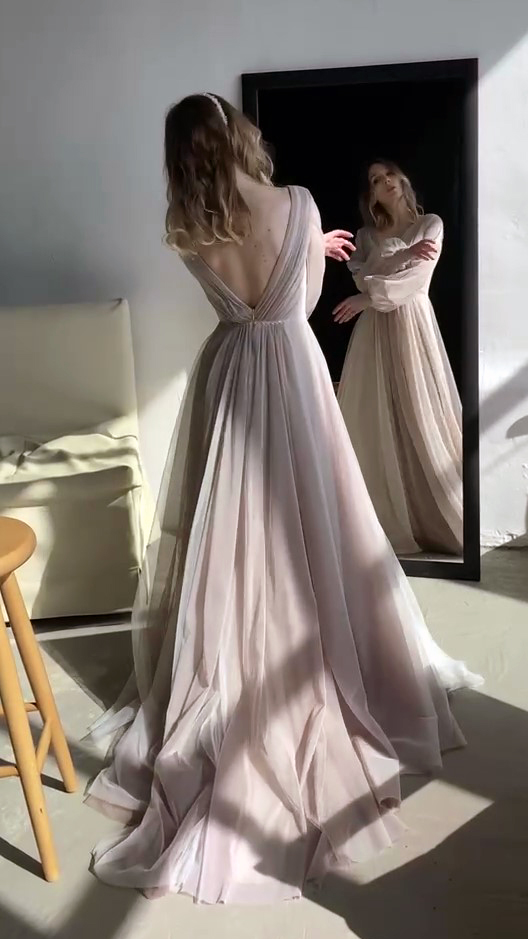 Пудровое свадебное платье
